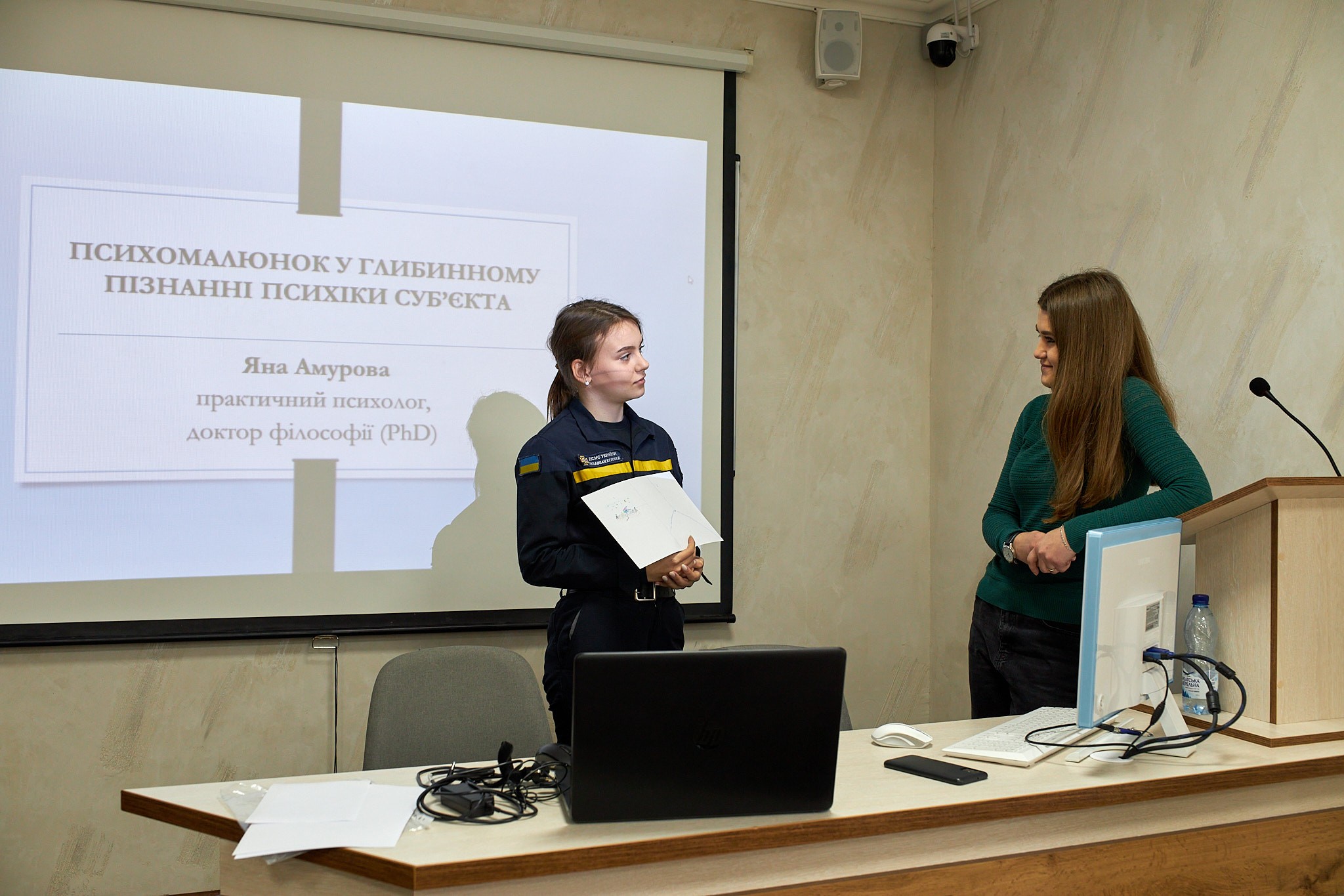 Доцент кафедри Яна Амурова проводить заняття з дисципліни «Психологічне консультування фахівців екстремального профілю діяльності»