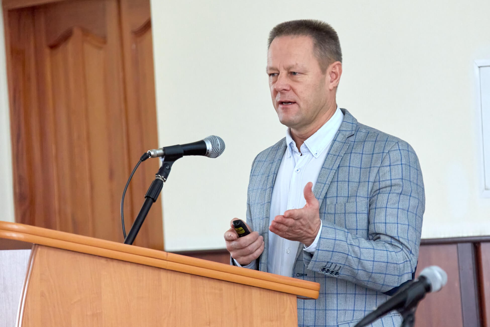 Доктор психологічних наук, професор, Заслужений працівник освіти України Осьодло  Василь Ілліч проводить заняття із здобувачами вищої освіти ОП «Екстремальна та кризова психологія»