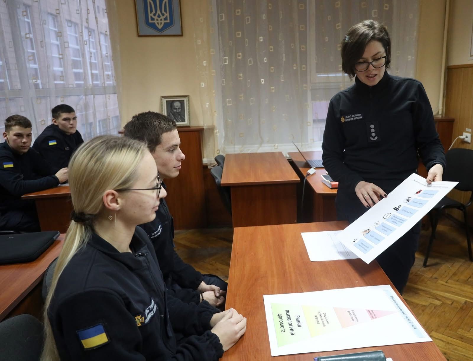 Доцент кафедри Ольга Дячкова проводить кейс заняття з дисципліни «Основи психології для рятувальників»