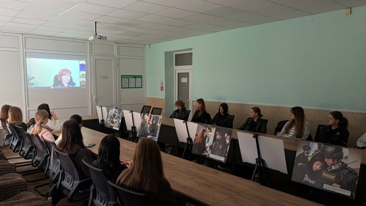У межах практичної підготовки майбутніх психологів відбулося гостьове заняття за участі психолога ДСНС Юлії Фалєєвої, присвячене особливостям психологічного супроводу ритуальних церемоній та роботи з родинами загиблих в умовах воєнного стану.