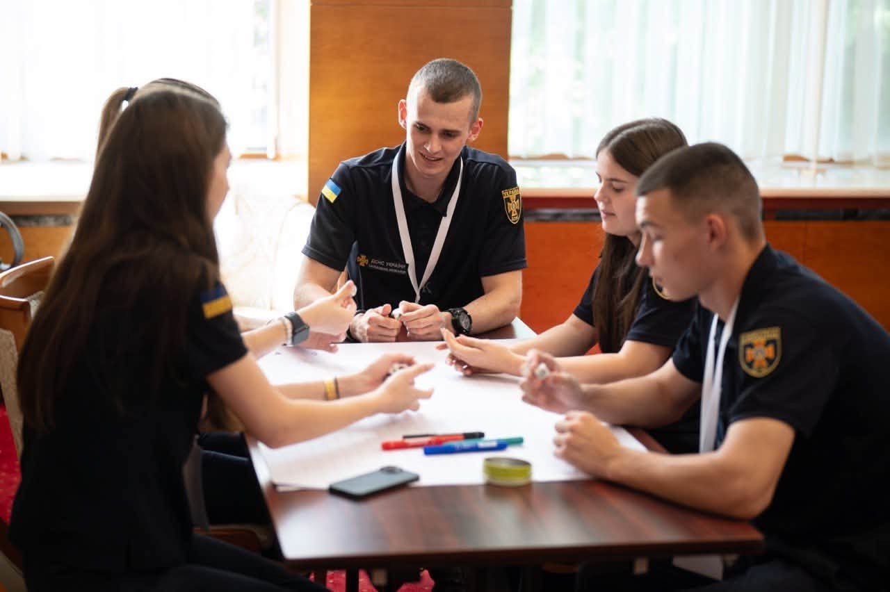 Участь курсантів у психологічному тренінгу«Від першого контакту до відновлення: психологічна підтримка дітей та батьків у діяльності психолога ДСНС»