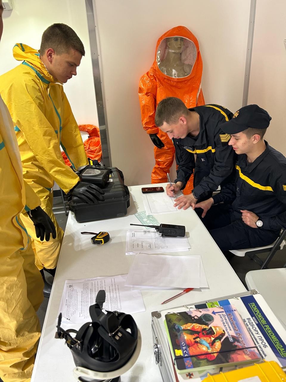 Проведення денного заняття з курсантами груп ХТк-24-1, ХТк-23-1 "Пошук радіоактивних джерел іонізуючого випромінення по локальній зоні з використанням індивідуальних детекторів радіоактивного випромінювання"