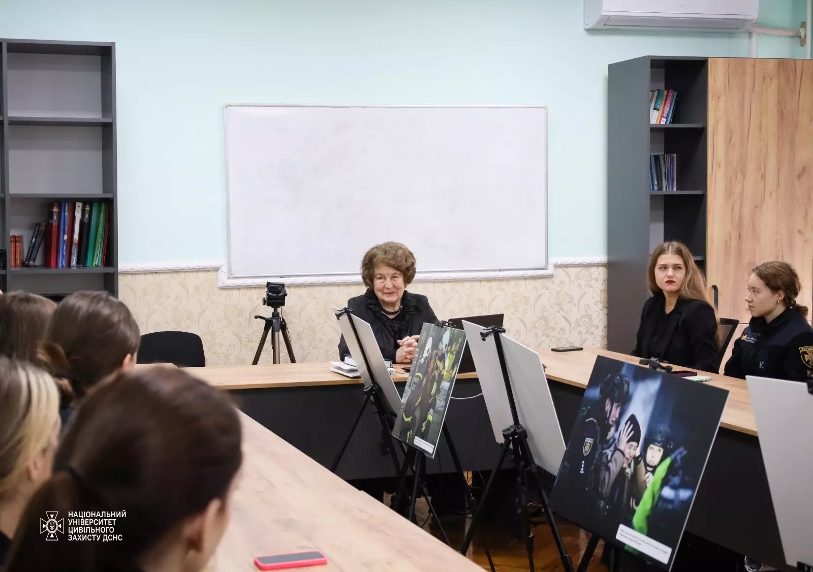 Професор кафедри Тамара Яценко проводить заняття з дисципліни «Основи психокорекції та супервізії»